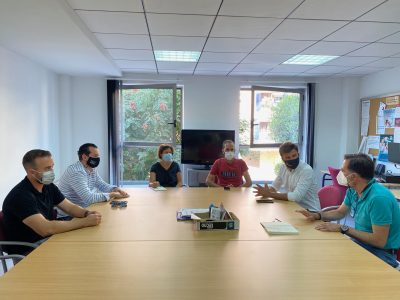 Orihuela trabaja en la apertura de una sección de la EOI en la costa