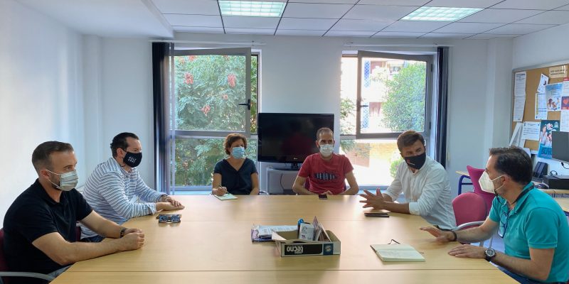 Orihuela trabaja en la apertura de una sección de la EOI en la costa