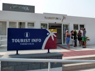 La oficina de turismo del Paseo Vista Alegre de Torrevieja recibe 6.006 visitas en verano