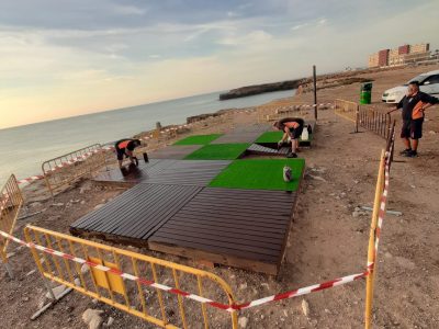 Continúa la restauración en las zonas de descanso de las calas de Torrevieja