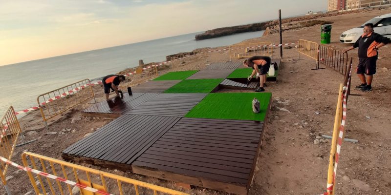Continúa la restauración en las zonas de descanso de las calas de Torrevieja