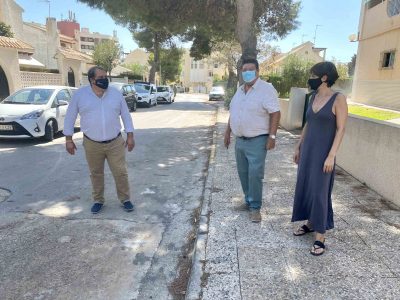 Orihuela renueva la red de agua potable en la calle Mayor de La Zenia