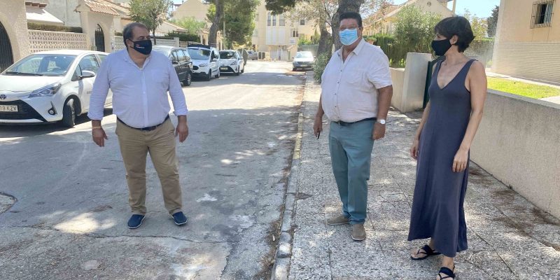 Orihuela renueva la red de agua potable en la calle Mayor de La Zenia
