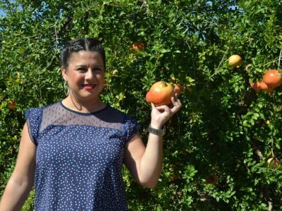 Amparo Pérez, concejala de Turismo del Ayuntamiento de Albatera, ha presentado las III Jornadas Gastronómicas de la Granada Mollar, una de las frutas más típicas y carac-terísticas de la localidad de Albatera.
