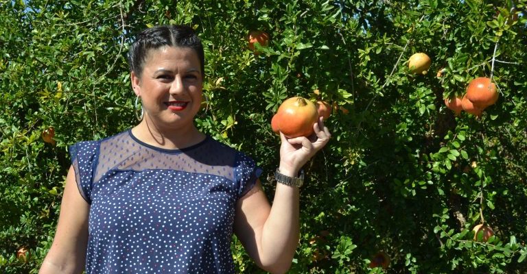 Amparo Pérez, concejala de Turismo del Ayuntamiento de Albatera, ha presentado las III Jornadas Gastronómicas de la Granada Mollar, una de las frutas más típicas y carac-terísticas de la localidad de Albatera.