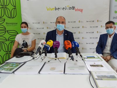 Miguel López cede la alcaldía de Benejúzar a Rosa García "con las cuentas saneadas"