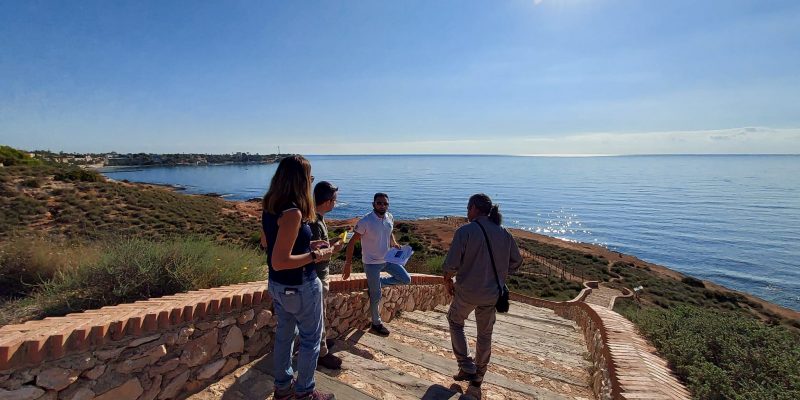 Retiran especies invasoras en la cala de La Glea en Orihuela Costa