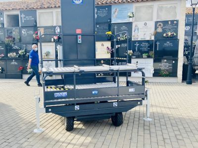 Torrevieja adquiere una plataforma elevadora de féretros para el cementerio