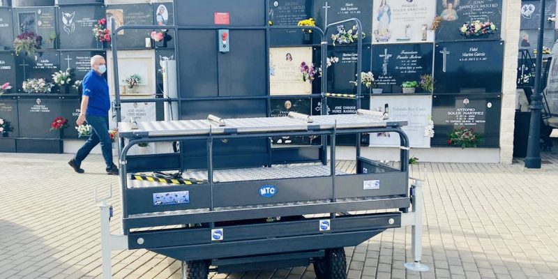 Torrevieja adquiere una plataforma elevadora de féretros para el cementerio
