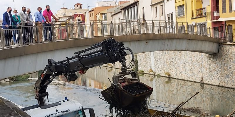 El Ayuntamiento de Orihuela, a través de la Concejalía de Medio Ambiente, está limpiando el cauce del río Segura a su paso por la ciudad que viene cargado de plásticos y bardomeras