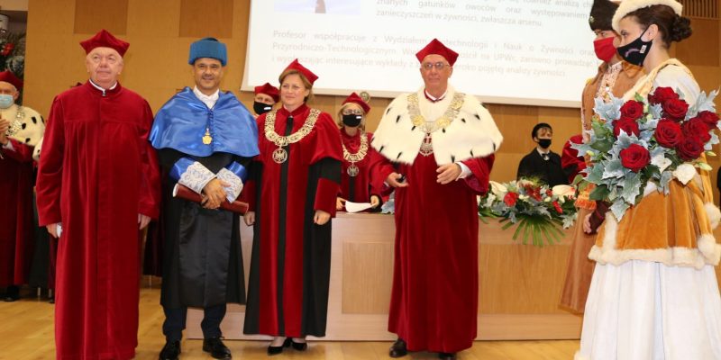 El profesor Ángel Carbonell, investido como Doctor Honoris Causa