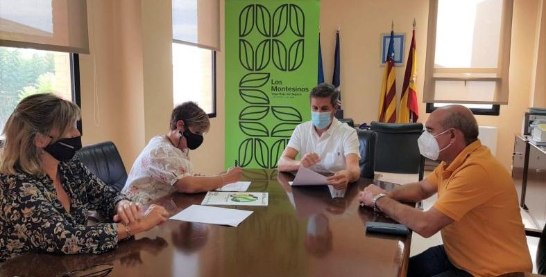 ADIS firma un convenio con Los Montesinos para la impieza de zonas verdes