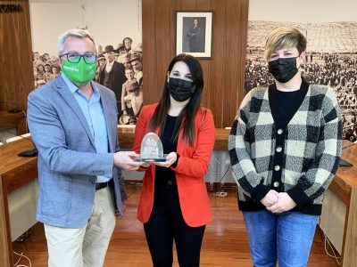 Ecovidrio, la entidad sin ánimo de lucro encargada de la gestión del reciclado de los residuos de envases de vidrio en España, ha hecho entrega al Ayuntamiento de Guardamar del Segura del galardón Iglú Verde por superar el reto de recogida selectiva de envases de vidrio establecido durante la campaña Banderas Verdes, que tuvo lugar durante los meses de julio y agosto. Un total de 106 restaurantes, bares y chiringuitos guardamarencos participaron este verano en la campaña en colaboración con el Ayuntamiento, con el objetivo de incrementar los niveles de recogida selectiva de envases de vidrio y movilizar al sector hostelero. Durante los dos meses de duración de la campaña se han logrado recuperar en la localidad 146.558 kg de envases de vidrio, lo que ha posibilitado que Guardamar del Segura consiga el Iglú Verde por su compromiso con el medio ambiente y el reciclaje de vidrio. Esta iniciativa, cuyo propósito es galardonar el esfuerzo de la hostelería local y el activismo de los municipios costeros por la sostenibilidad durante el verano, ha contado con la participación de 127 consistorios y más de 13.000 establecimientos hosteleros de hasta cinco comunidades autónomas, Baleares, Cataluña, Comunitat Valenciana, Murcia y Andalucía. En la Comunitat Valenciana, han sido 39 los municipios participantes. El acto de entrega del galardón ha contado con la asistencia del gerente de zona de Ecovidrio, Roberto Fuentes; del alcalde de la localidad, José Luis Sáez; y de la concejala de Residuos, Mari Carmen Aguilera. La campaña Banderas Verdes en la Comunitat Valenciana ha logrado incrementar la recogida un 11%, de media en las localidades participantes hasta alcanzar un total de 9.686 toneladas de envases de residuos de envases de vidrio. El reciclado de este material y su uso como materia prima para fabricar nuevos envases ha evitado la emisión de 5.792 toneladas de CO2, equivalentes a retirar de la circulación más de 2.700 coches durante un año. Asimismo, se ha logrado un ahorro energético de 7.132 MWh y se han evitado la extracción de 11.983 toneladas de materias primas. Durante la campaña Banderas Verdes, Ecovidrio -en colaboración con los entes locales - habilitó durante los meses de julio y agosto en los municipios participantes, más de 200 contenedores y repartió 345 cubos adaptados a las necesidades de los profesionales hosteleros. Con un equipo humano desplegado por toda la zona, la entidad recorrió los establecimientos hosteleros para informar de la campaña y fomentar la participación. Banderas Verdes, un movimiento por la recuperación verde Este verano, Banderas Verdes ha seguido consolidándose como una de las iniciativas clave de la alianza de Ecovidrio con la hostelería, en un contexto marcado por el comienzo de la recuperación del turismo tras la pandemia y la necesidad de una transición verde. A nivel nacional, un total de 127 municipios costeros, de cinco comunidades autónomas diferentes (Catalunya, Baleares, Comunidad Valenciana, Andalucía y Murcia), han competido por hacerse con una de las ocho banderas verdes de Ecovidrio, para lo que han contado con la participación de más de 13.000 establecimientos hosteleros. En total, se han recogido a través del contenedor verde 31.045 toneladas de envases de vidrio, lo que supone un 21% más que el verano pasado. Además, gracias al reciclado de esta cantidad, se ha evitado la emisión de 18.006 toneladas de CO2, equivalentes a retirar de circulación 8.407 coches durante un año. Además, se han ahorrado 22.172 MWh de energía y se han evitado la extracción de más de 37.254 toneladas de materias primas de la naturaleza. El reciclaje de envases de vidrio en Guardamar del Segura En 2020, los ciudadanos de Guardamar del Segura reciclaron hasta 475.450 kg de residuos de envases de vidrio, lo que supone 30 kg/habitante. Con más de 162 contenedores, en la localidad ya hay un iglú por cada 98 habitantes.