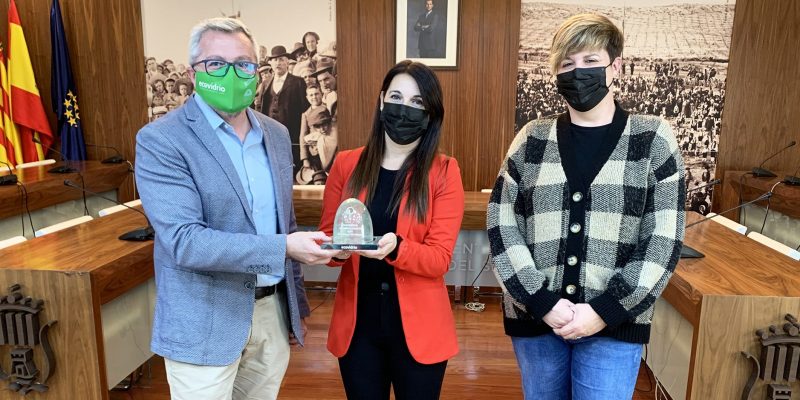 Ecovidrio, la entidad sin ánimo de lucro encargada de la gestión del reciclado de los residuos de envases de vidrio en España, ha hecho entrega al Ayuntamiento de Guardamar del Segura del galardón Iglú Verde por superar el reto de recogida selectiva de envases de vidrio establecido durante la campaña Banderas Verdes, que tuvo lugar durante los meses de julio y agosto. Un total de 106 restaurantes, bares y chiringuitos guardamarencos participaron este verano en la campaña en colaboración con el Ayuntamiento, con el objetivo de incrementar los niveles de recogida selectiva de envases de vidrio y movilizar al sector hostelero. Durante los dos meses de duración de la campaña se han logrado recuperar en la localidad 146.558 kg de envases de vidrio, lo que ha posibilitado que Guardamar del Segura consiga el Iglú Verde por su compromiso con el medio ambiente y el reciclaje de vidrio. Esta iniciativa, cuyo propósito es galardonar el esfuerzo de la hostelería local y el activismo de los municipios costeros por la sostenibilidad durante el verano, ha contado con la participación de 127 consistorios y más de 13.000 establecimientos hosteleros de hasta cinco comunidades autónomas, Baleares, Cataluña, Comunitat Valenciana, Murcia y Andalucía. En la Comunitat Valenciana, han sido 39 los municipios participantes. El acto de entrega del galardón ha contado con la asistencia del gerente de zona de Ecovidrio, Roberto Fuentes; del alcalde de la localidad, José Luis Sáez; y de la concejala de Residuos, Mari Carmen Aguilera. La campaña Banderas Verdes en la Comunitat Valenciana ha logrado incrementar la recogida un 11%, de media en las localidades participantes hasta alcanzar un total de 9.686 toneladas de envases de residuos de envases de vidrio. El reciclado de este material y su uso como materia prima para fabricar nuevos envases ha evitado la emisión de 5.792 toneladas de CO2, equivalentes a retirar de la circulación más de 2.700 coches durante un año. Asimismo, se ha logrado un ahorro energético de 7.132 MWh y se han evitado la extracción de 11.983 toneladas de materias primas. Durante la campaña Banderas Verdes, Ecovidrio -en colaboración con los entes locales - habilitó durante los meses de julio y agosto en los municipios participantes, más de 200 contenedores y repartió 345 cubos adaptados a las necesidades de los profesionales hosteleros. Con un equipo humano desplegado por toda la zona, la entidad recorrió los establecimientos hosteleros para informar de la campaña y fomentar la participación. Banderas Verdes, un movimiento por la recuperación verde Este verano, Banderas Verdes ha seguido consolidándose como una de las iniciativas clave de la alianza de Ecovidrio con la hostelería, en un contexto marcado por el comienzo de la recuperación del turismo tras la pandemia y la necesidad de una transición verde. A nivel nacional, un total de 127 municipios costeros, de cinco comunidades autónomas diferentes (Catalunya, Baleares, Comunidad Valenciana, Andalucía y Murcia), han competido por hacerse con una de las ocho banderas verdes de Ecovidrio, para lo que han contado con la participación de más de 13.000 establecimientos hosteleros. En total, se han recogido a través del contenedor verde 31.045 toneladas de envases de vidrio, lo que supone un 21% más que el verano pasado. Además, gracias al reciclado de esta cantidad, se ha evitado la emisión de 18.006 toneladas de CO2, equivalentes a retirar de circulación 8.407 coches durante un año. Además, se han ahorrado 22.172 MWh de energía y se han evitado la extracción de más de 37.254 toneladas de materias primas de la naturaleza. El reciclaje de envases de vidrio en Guardamar del Segura En 2020, los ciudadanos de Guardamar del Segura reciclaron hasta 475.450 kg de residuos de envases de vidrio, lo que supone 30 kg/habitante. Con más de 162 contenedores, en la localidad ya hay un iglú por cada 98 habitantes.