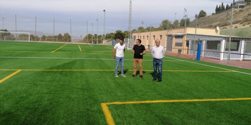 Rojales renueva el césped de uno de sus tres campos de fútbol