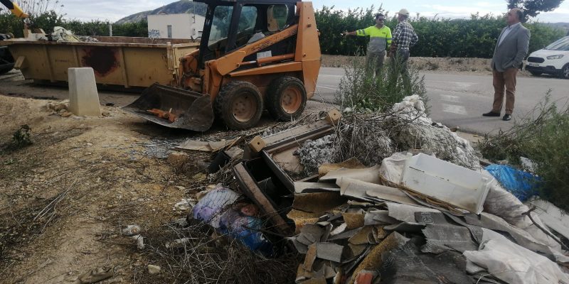 Orihuela quiere evitar el vertido de residuos en caminos y veredas