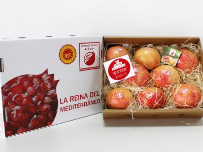 Envían cajas de granada a vecinos de la comarca que viven fuera por Navidad