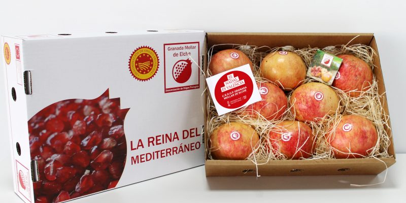 Envían cajas de granada a vecinos de la comarca que viven fuera por Navidad