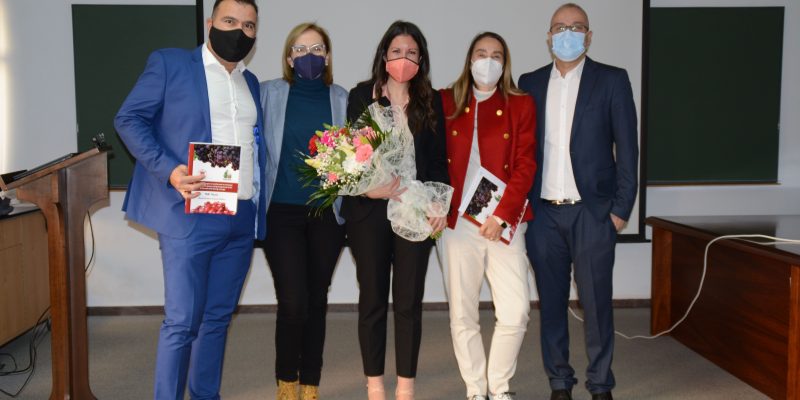 Una tesis de la UMH evalúa cómo mejorar la calidad de la granada y la uva de mesa