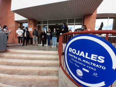 Rojales guarda un minuto de silencio por las tres mujeres asesinadas en los últimos días