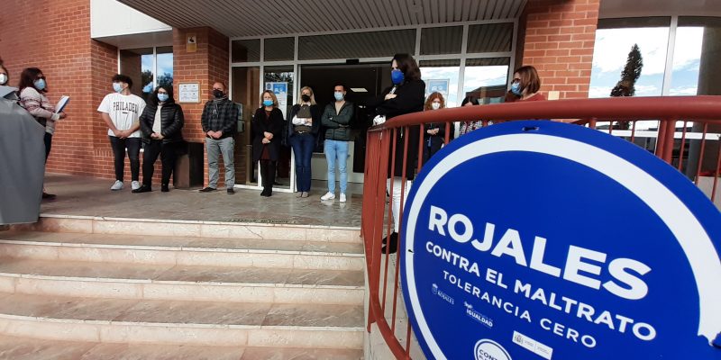Rojales guarda un minuto de silencio por las tres mujeres asesinadas en los últimos días