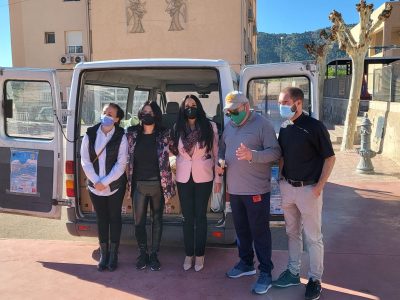 Orihuela y Redován entregan el material de la campaña solidaria del colegio San José Obrero