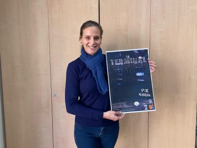 Evelin Berná, concejala de Juventud del Ayuntamiento de Albatera, ha presentado la actividad “La terminal navideña”, un scape room que se realizará el próximo sábado 17 de diciembre en el Centro de la Tercera Edad de Albatera