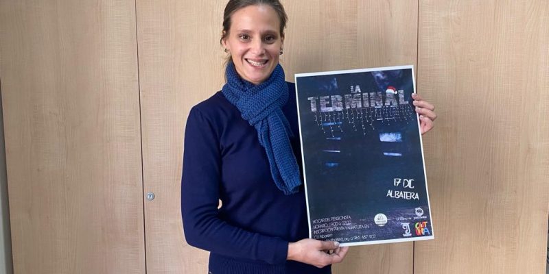 Evelin Berná, concejala de Juventud del Ayuntamiento de Albatera, ha presentado la actividad “La terminal navideña”, un scape room que se realizará el próximo sábado 17 de diciembre en el Centro de la Tercera Edad de Albatera