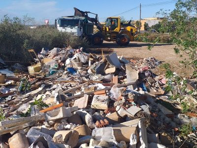 Torrevieja retira 260 toneladas de escombros esta última semana