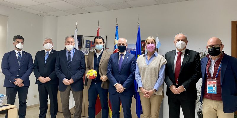 Recepción oficial de Torrevieja al presidente de la Federación Internacional de Balonmano