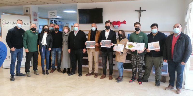 El concejal de Deportes, Víctor Bernabéu ha participado este viernes en la entrega de los premios y diplomas a los alumnos y alumnas del Colegio Diocesano de San José Obrero, que han participado en el concurso de diseños de parques de calistenia, organizado por su centro escolar