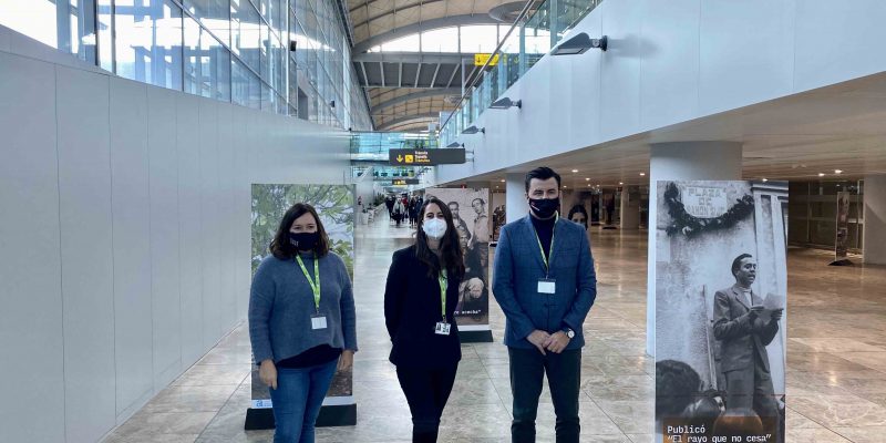 El Aeropuerto de Alicante-Elche acoge una exposición sobre Miguel Hernández