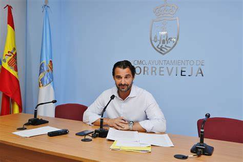 El alcalde de Torrevieja muestra su rechazo a la tasa turística en la Comunidad Valenciana