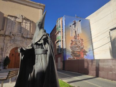 Orihuela coloca una lona gigante con imagen de 'La Diablesa' junto al Museo de Semana Santa
