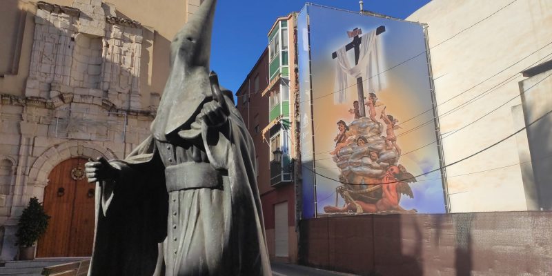 Orihuela coloca una lona gigante con imagen de 'La Diablesa' junto al Museo de Semana Santa
