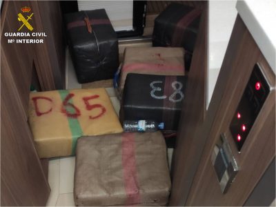 Intervienen 27 fardos de hachís en un yate de lujo en aguas de Pilar de la Horadada