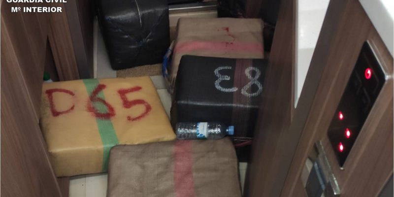 Intervienen 27 fardos de hachís en un yate de lujo en aguas de Pilar de la Horadada