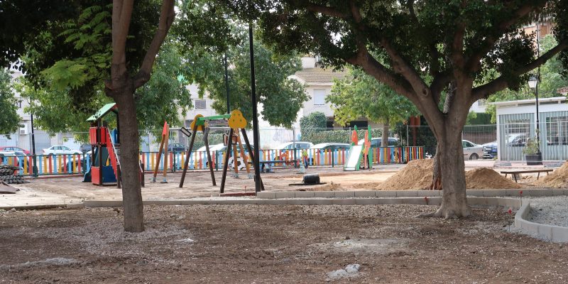 Almoradí acondiciona varios parques y jardines del municipio