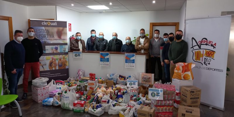 Cáritas recibe 600 kilos de alimentos y productos de clubes deportivos oriolanos