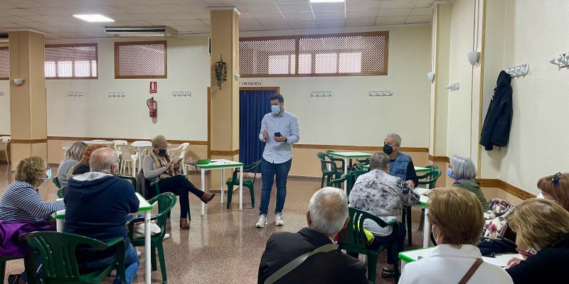 Torrevieja inicia un curso para el manejo del móvil en personas mayores