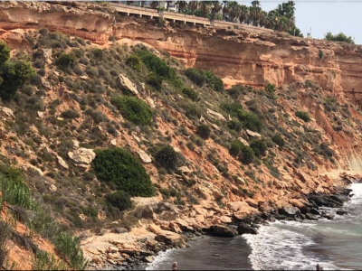 Orihuela sigue sin actuar ante los desprendimientos en Aguamarina, según el PSOE