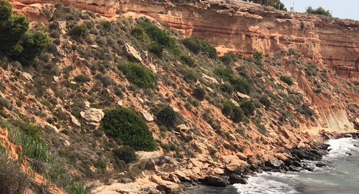 Orihuela sigue sin actuar ante los desprendimientos en Aguamarina, según el PSOE