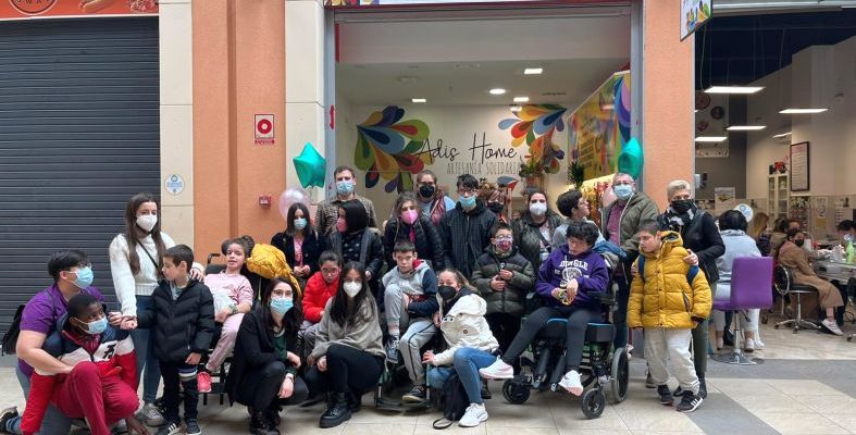 ADIS inaugura su tienda de artesanía solidaria en La Zenia Boulevard