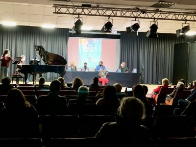 Hugo Marín presenta en Dolores su libro 'Un bosque rojo'