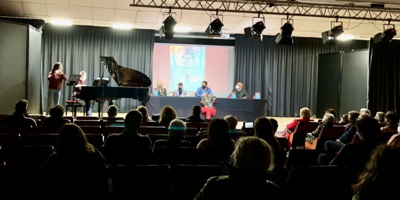 Hugo Marín presenta en Dolores su libro 'Un bosque rojo'