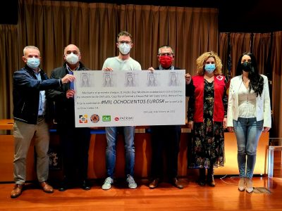 Entregan el cheque a Cruz Roja con los beneficios de la venta del libro 'Celda-19'