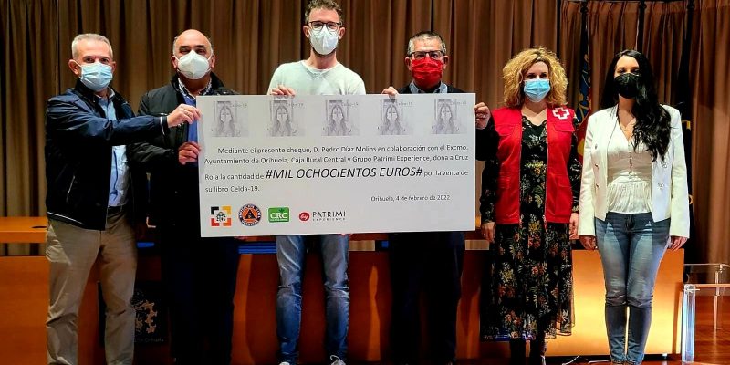 Entregan el cheque a Cruz Roja con los beneficios de la venta del libro 'Celda-19'