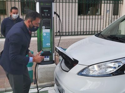 Orihuela estrena cuatro nuevos puntos de recarga de vehículos eléctricos
