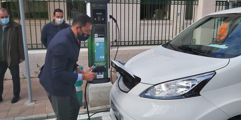 Orihuela estrena cuatro nuevos puntos de recarga de vehículos eléctricos