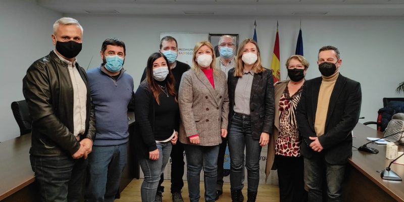 Una reunión trata los servicios de cuidado profesional en la Vega Baja